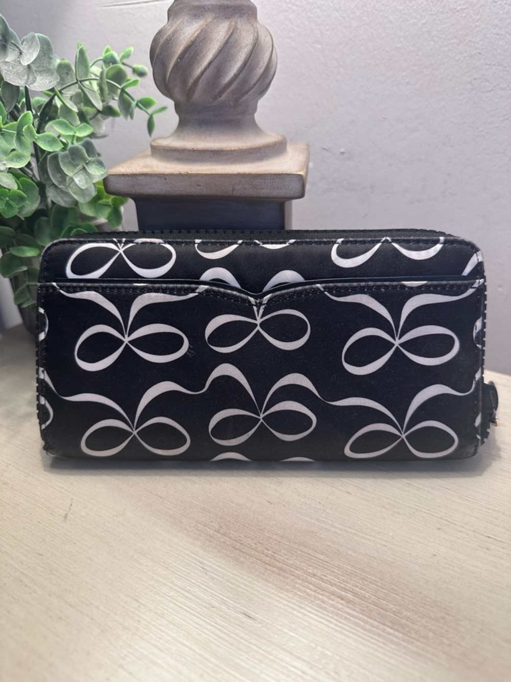 Kate Spade Jae Large Nylon Bow Printed Continental Wallet (Black / White) - Picture 4 of 12